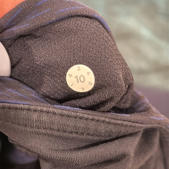 🔥Lululemon Black Cropped Leggings with Mesh Panels🔥 - Picture 3 of 8